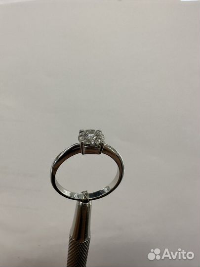 Кольцо с бриллиантом