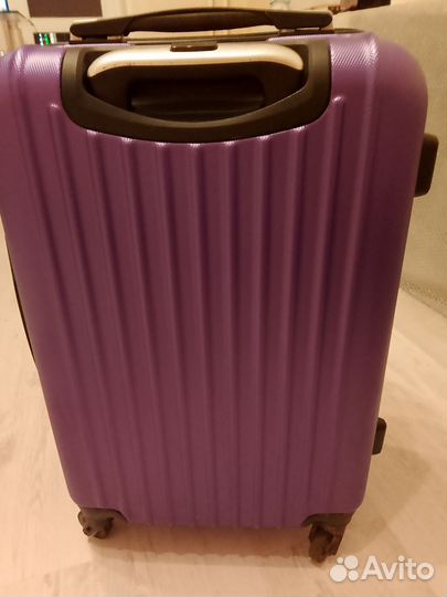 Чемодан на колесах размер m