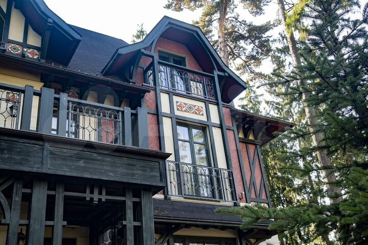 Дом 700 м² на участке 27 сот.