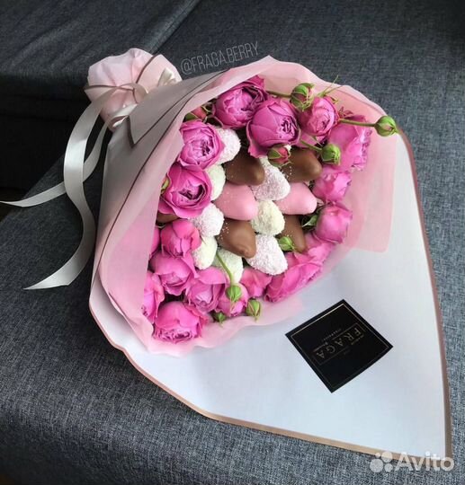 Клубника в шоколаде с цветами