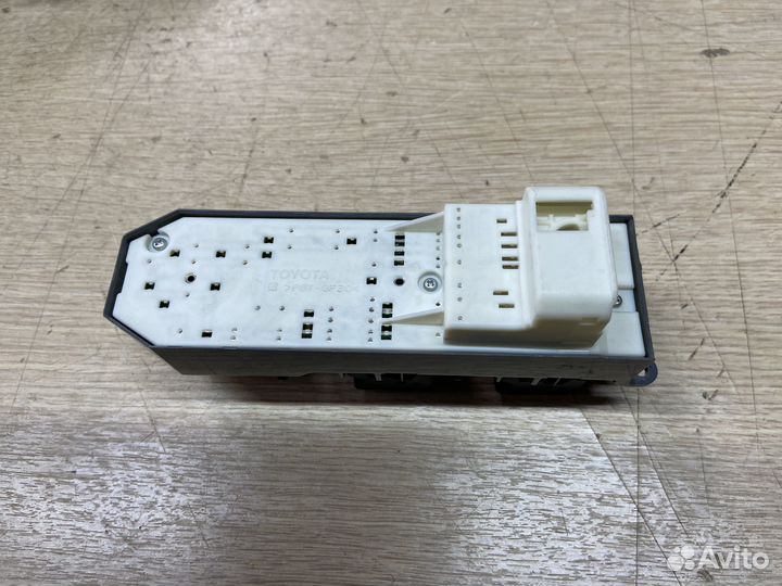 Блок управления стеклоподъемниками Toyota Rav4 40