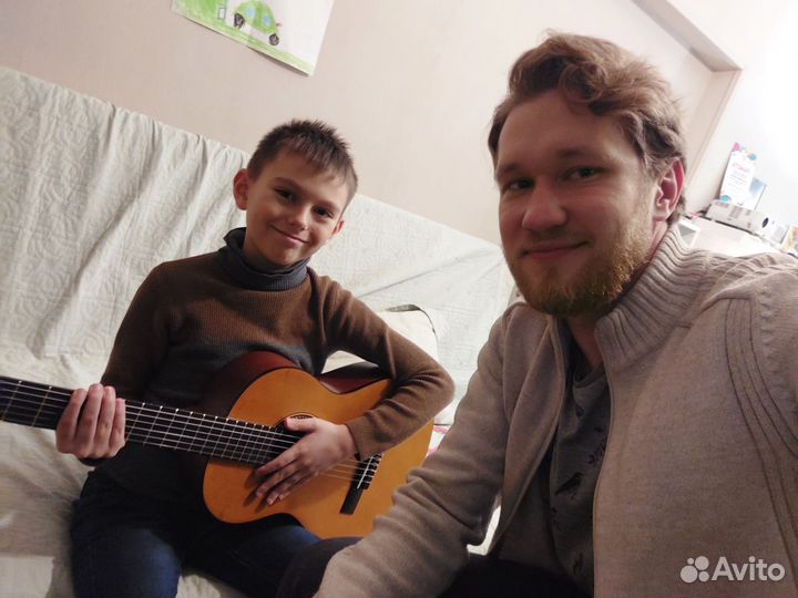 Преподаватель гитары, укулеле, вокала и поэзии)