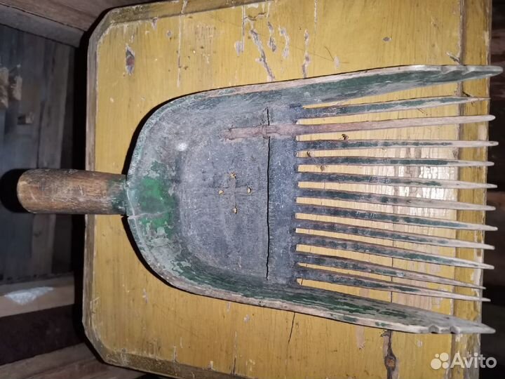 Старинная деревянная грабилка для сбора ягод