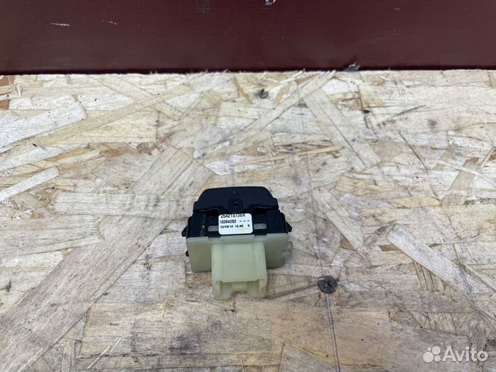 Кнопка стеклоподъемника Renault Logan