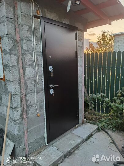 Входная дверь со стеклом