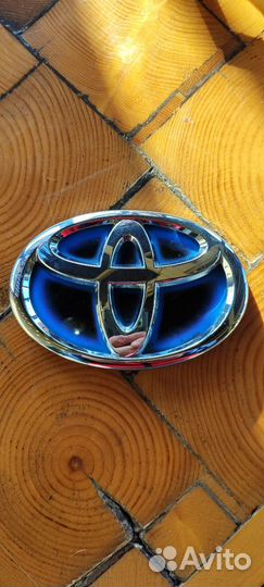 Эмблема Toyota hibrid
