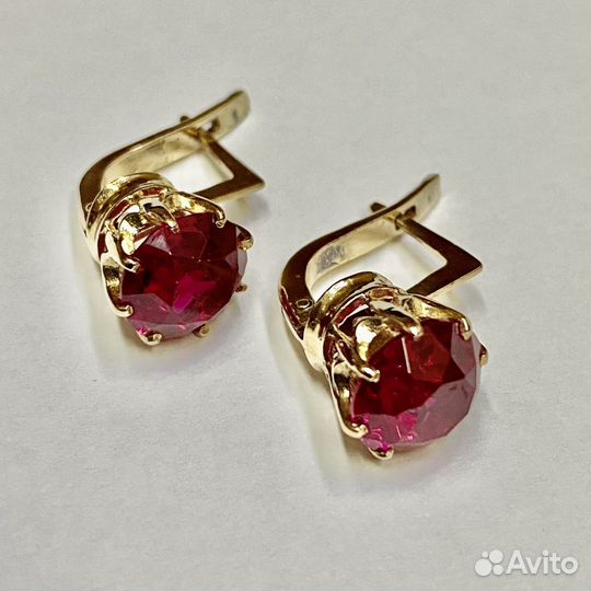 Золотые серьги с камнем