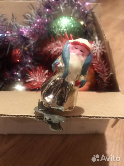 Елочные игрушки и гирлянды