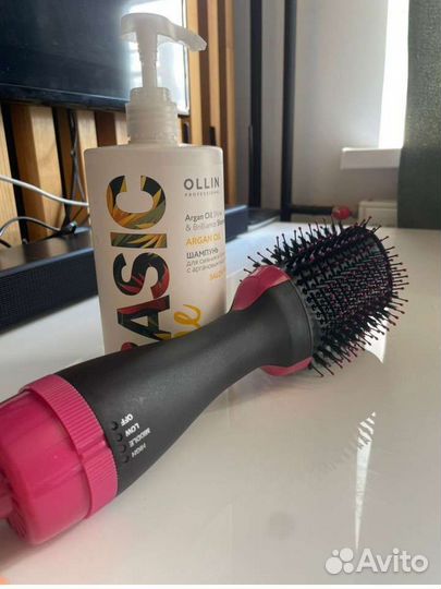 Фен с щеткой новый