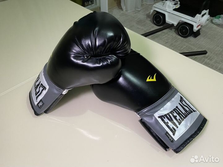 Боксерские перчатки everlast 10 oz