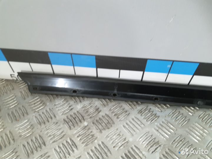 Б/У Уплотнитель двери передний правой нижний MB