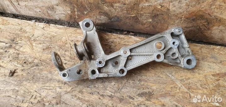 Кронштейн переднего рычага Volkswagen Golf V 2003