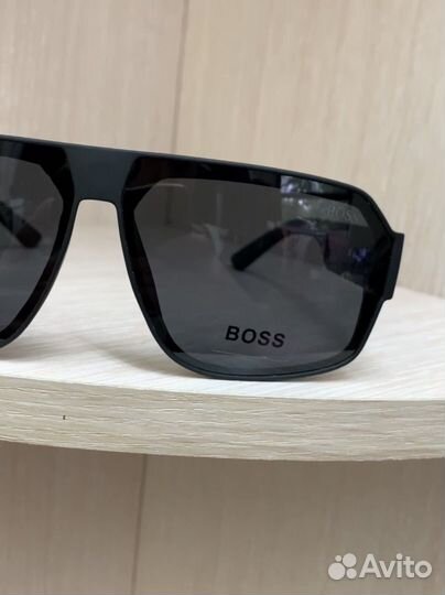 Солнцезащитные очки hugo