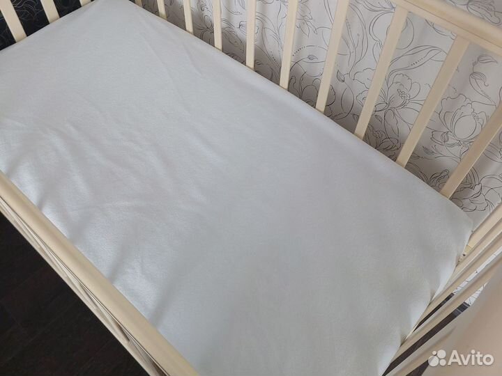 Детская кроватка с продольным маятником и ящиком