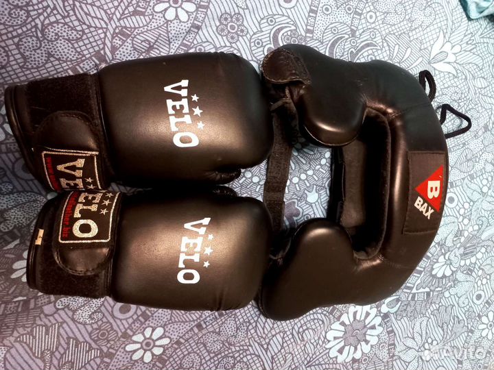 Боксерские перчатки и шлем