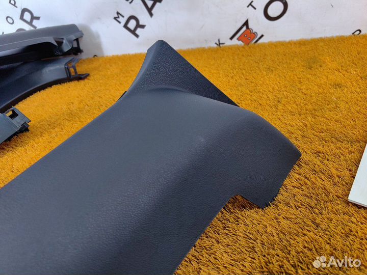 Обшивка стойки задняя правая Geely Coolray
