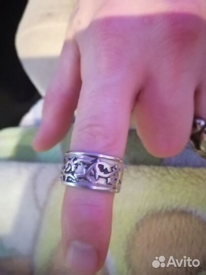 Кольцо, и перстень череп