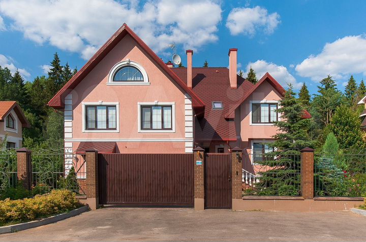 Дом 460 м² на участке 10 сот.
