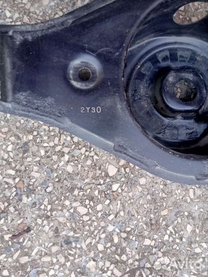 Правый нижний рычаг задней подвески под пружину