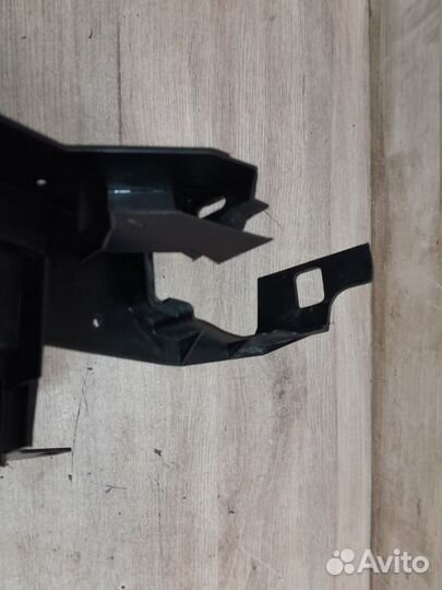 Кронштейн замка двери левый Ford Fiesta Mk5 (2002—