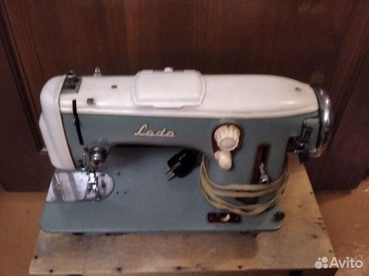Швейная машина LADA