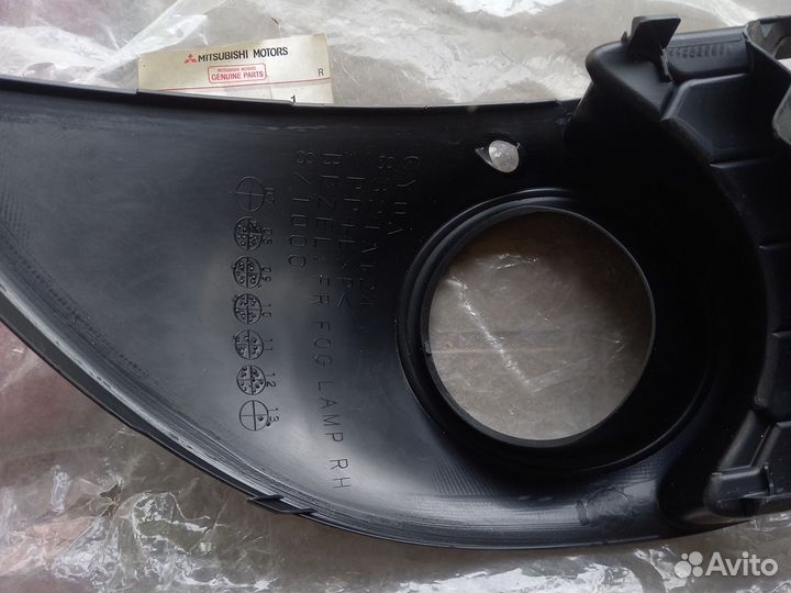Решетка в бампер правая Mitsubishi Lancer 2007