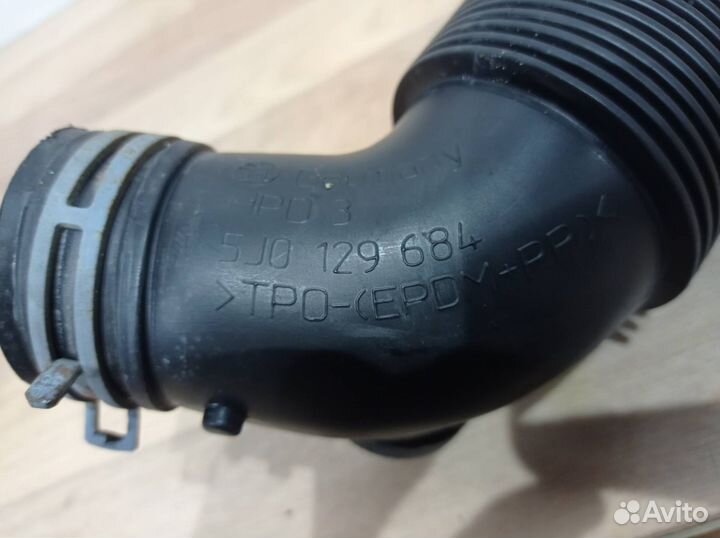 Патрубок воздушного фильтра Skoda Fabia 5J0129684