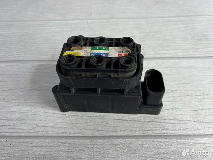 Блок клапанов пневмоподвески Mercedes S-Class W222