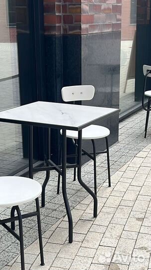 Стол и стулья для кофейни
