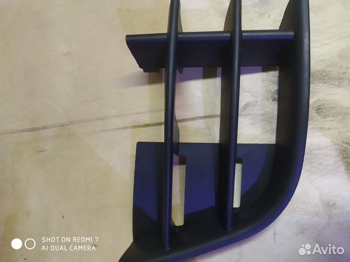 Заглушка переднего бампера правая