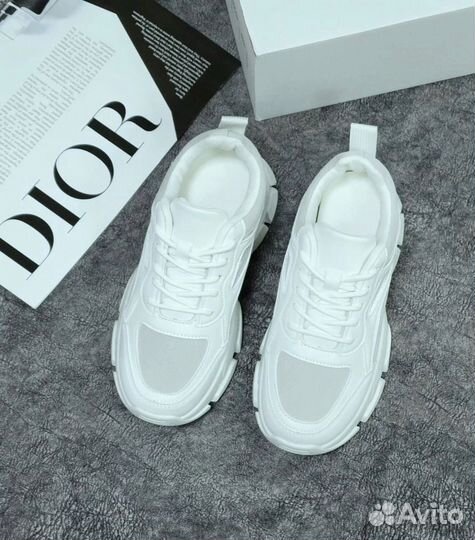 Кроссовки женские