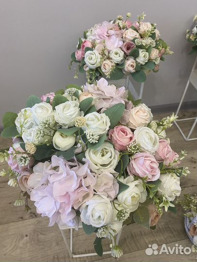 Декор стойки с цветами