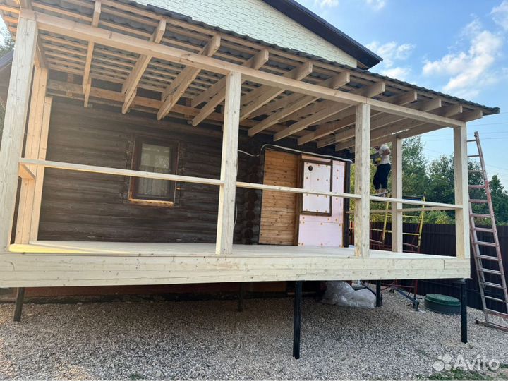 Бригада строителей, монтаж кровли