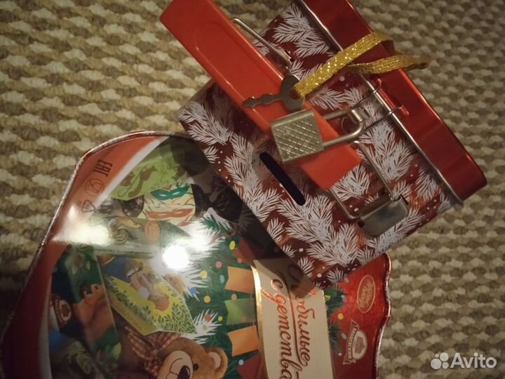 Банки жестяные на замочках