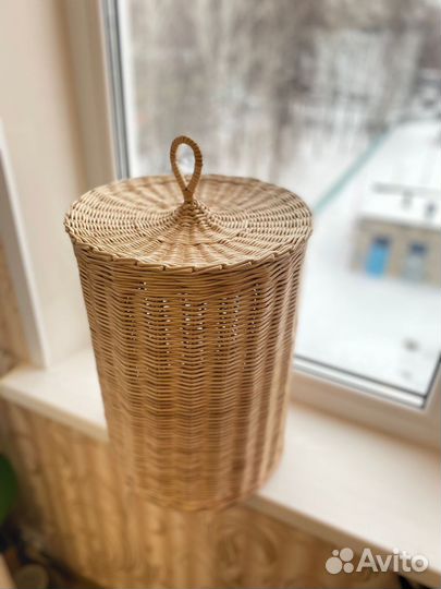 Плетеная корзина для белья с крышкой