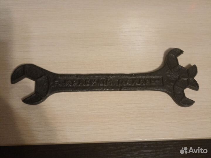 Старинный гаечный ключ