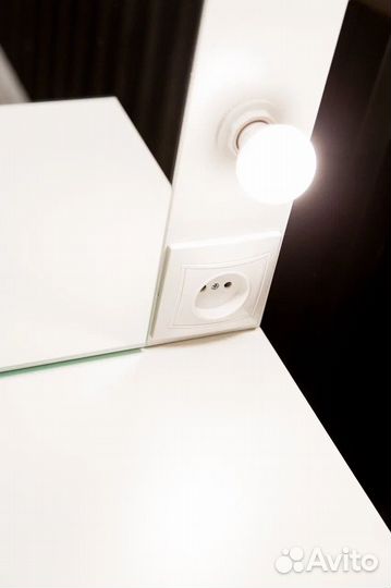 Гримерный столик с лампочками