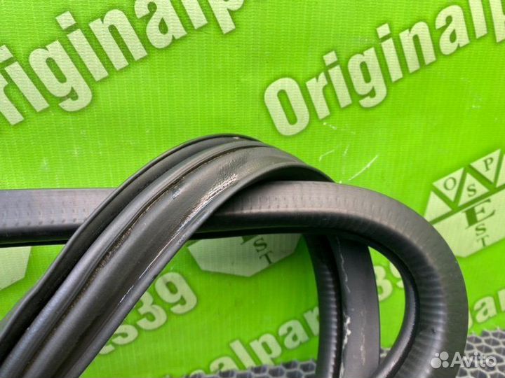 Уплотнитель стекла задний левый Mazda Mpv LW5W