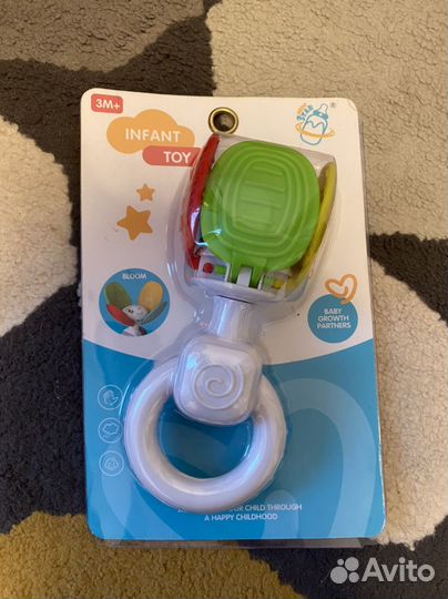 Пакет с новыми детскими игрушками и ниблером