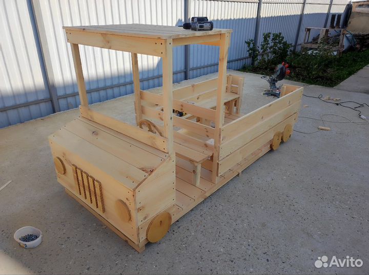 Деревянная машина для детской площадки