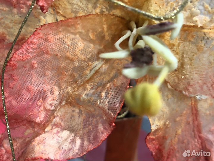 Ваза с искусственными цветами