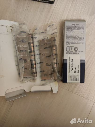 Дверные ручки, плафоны и петли