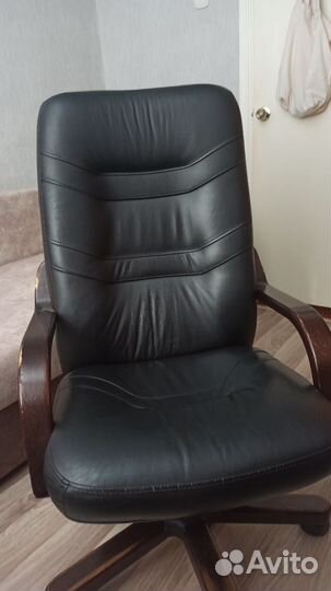 Офисное кожаное кресло бу