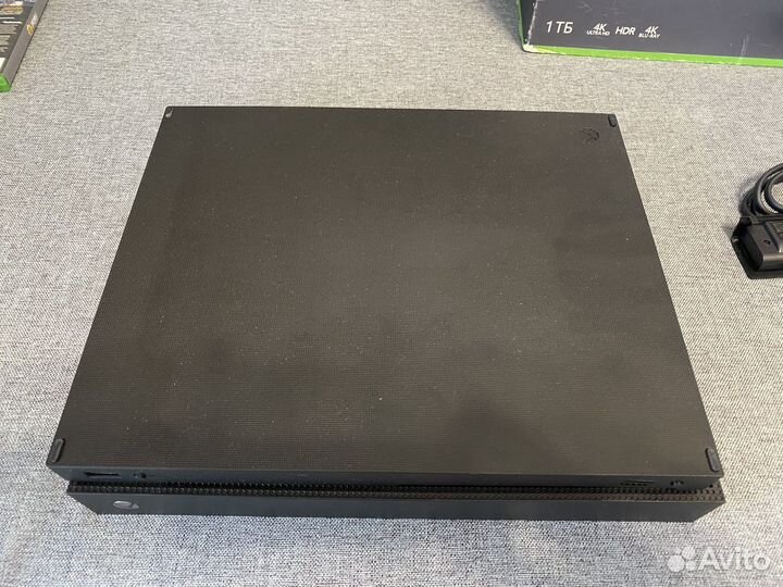 Xbox One X 1 тб + игра + геймпад + подставка