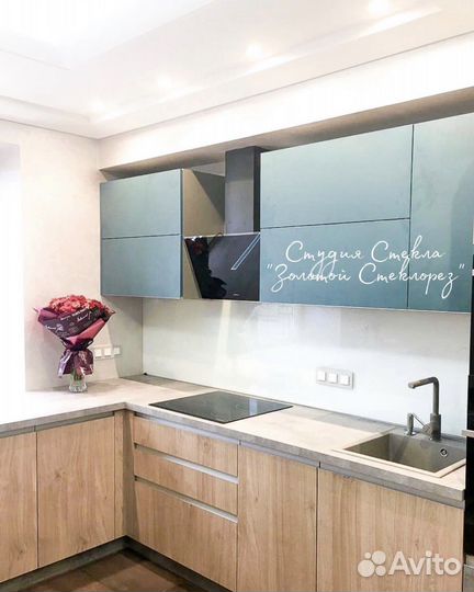 Кухонный фартук из стекла