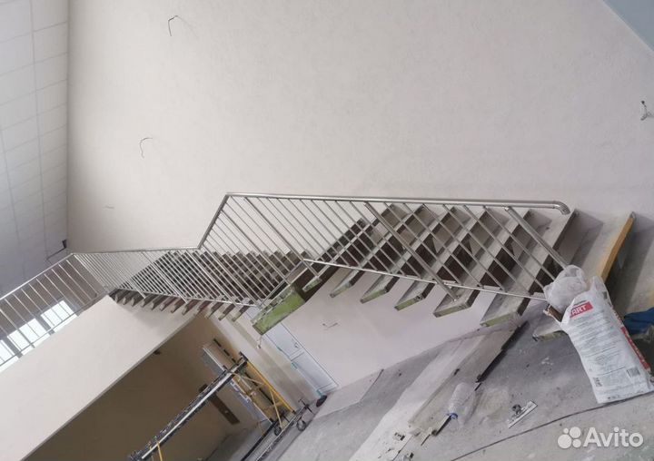 Перила, пopучни, огpaждения из нержавeющей cтали