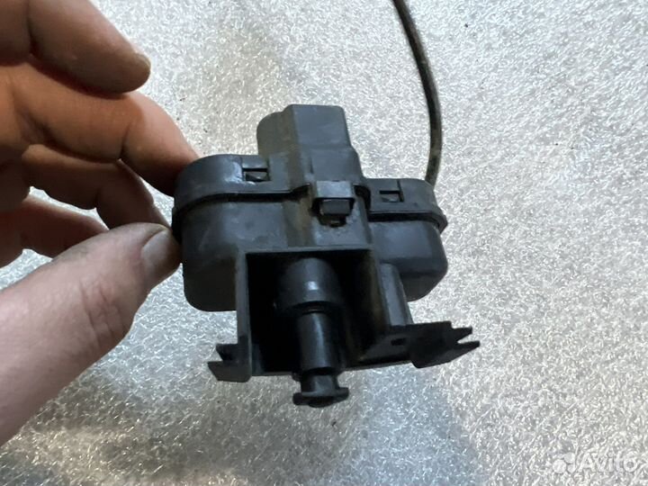 Замок открывания лючка бензобака VW Tiguan 08-16