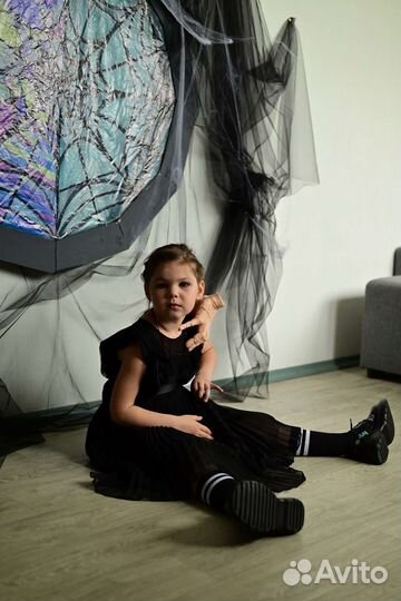 Декорация окно из комнаты Уэнсдей Аддамс