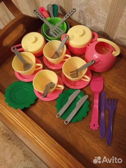 Игрушечная посуда и газовая плита