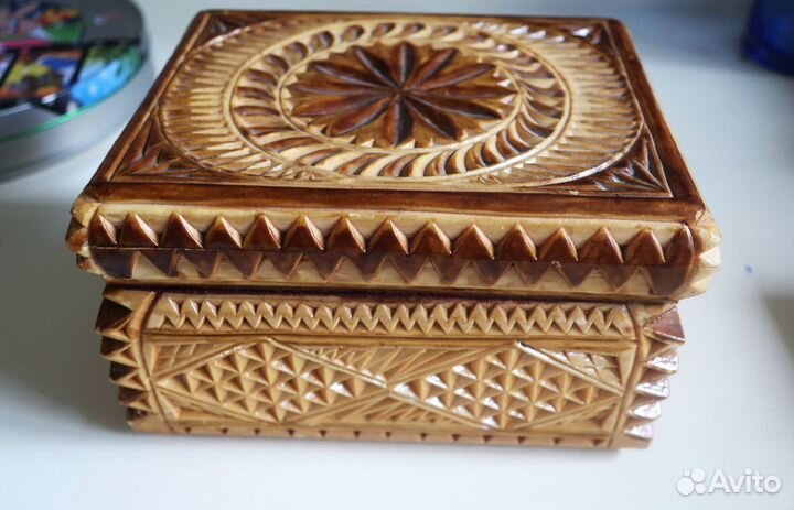 Шкатулка резная деревянная